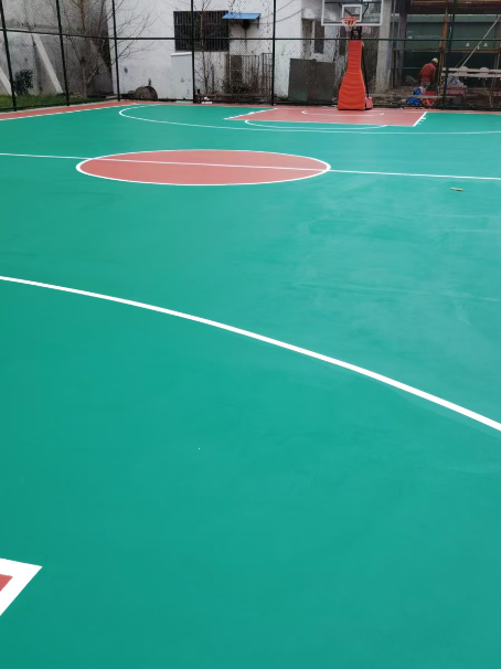 汤原 球场长期使用易出现地面开裂